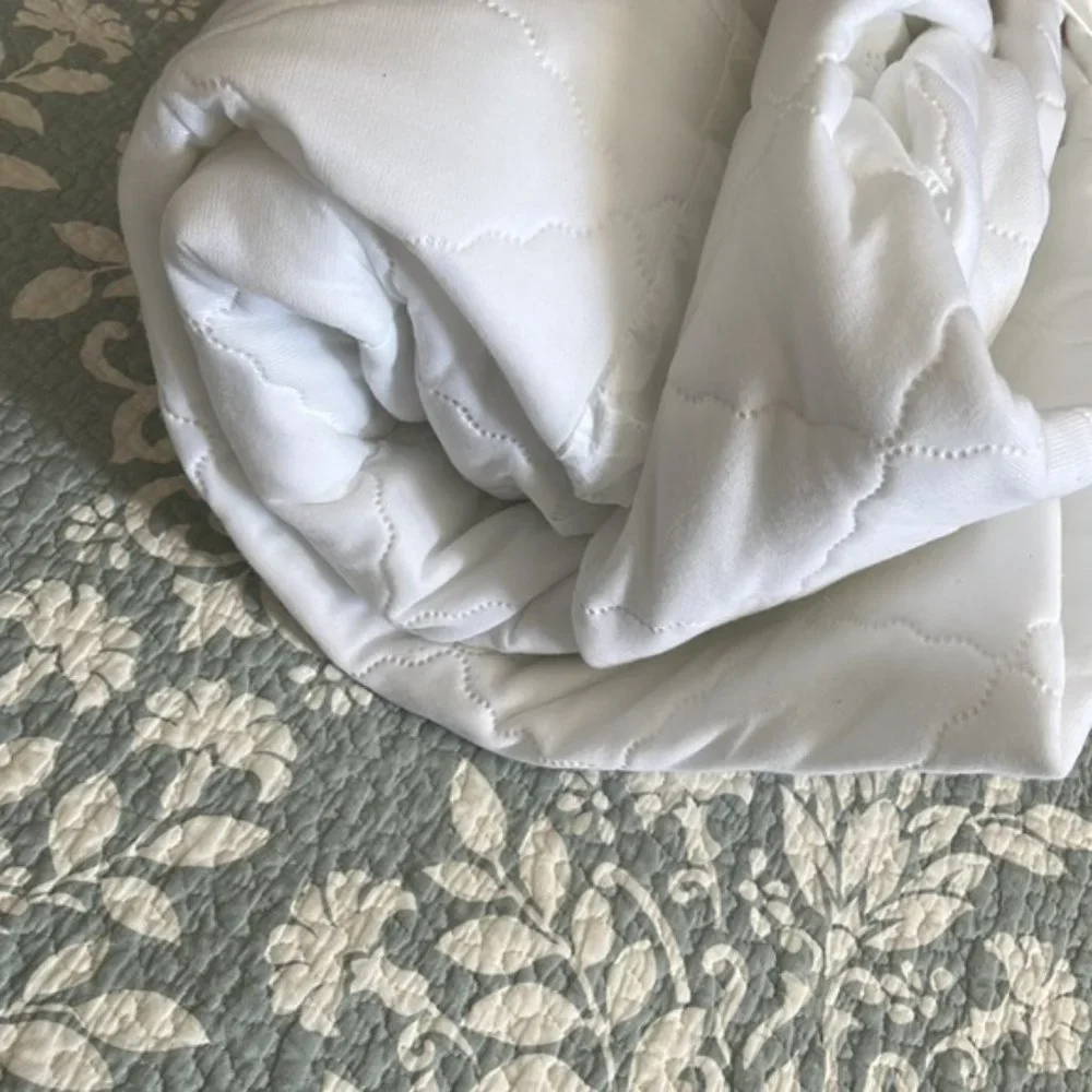 NWOT Queen size mattress cover